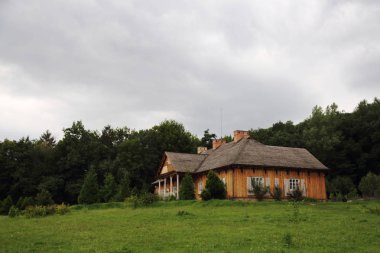 Polonya, Sanok - 05 Ağustos 2018: Sanok, Polonya'daki etnografya müzesinde otantik eski ahşap binalar. Sanok'taki Skansen açık hava müzesi Polonya'nın en büyüğü..