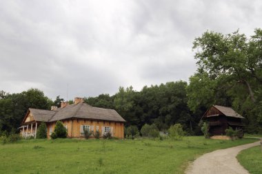 Polonya, Sanok - 05 Ağustos 2018: Sanok, Polonya'daki etnografya müzesinde otantik eski ahşap binalar. Sanok'taki Skansen açık hava müzesi Polonya'nın en büyüğü..