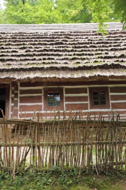 Polonya, Sanok - 05 Ağustos 2018: Sanok, Polonya'daki etnografya müzesinde otantik eski ahşap binalar. Sanok'taki Skansen açık hava müzesi Polonya'nın en büyüğü..