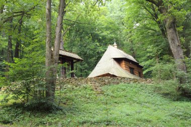 Polonya, Sanok - 05 Ağustos 2018: Sanok, Polonya'daki etnografya müzesinde otantik eski ahşap binalar. Sanok'taki Skansen açık hava müzesi Polonya'nın en büyüğü..