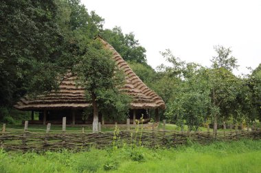 Polonya, Sanok - 05 Ağustos 2018: Sanok, Polonya'daki etnografya müzesinde otantik eski ahşap binalar. Sanok'taki Skansen açık hava müzesi Polonya'nın en büyüğü..