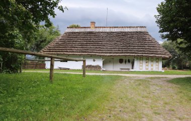Polonya, Sanok - 05 Ağustos 2018: Sanok, Polonya'daki etnografya müzesinde otantik eski ahşap binalar. Sanok'taki Skansen açık hava müzesi Polonya'nın en büyüğü..