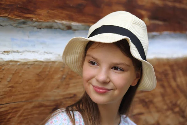 Schöne Teen Mädchen Steht Über Alten Holzwand Des Ancien Landhaus — Stockfoto