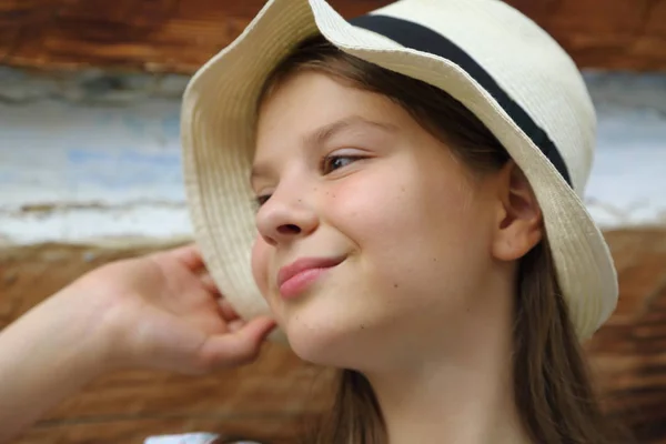 Belle Adolescente Debout Sur Vieux Mur Bois Une Ancienne Maison — Photo