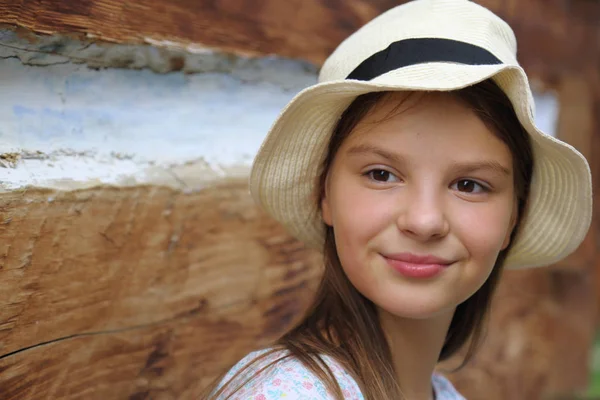 ポーランドのアンシアンカントリーハウスの古い木製の壁の上に立つ美しい十代の少女 — ストック写真