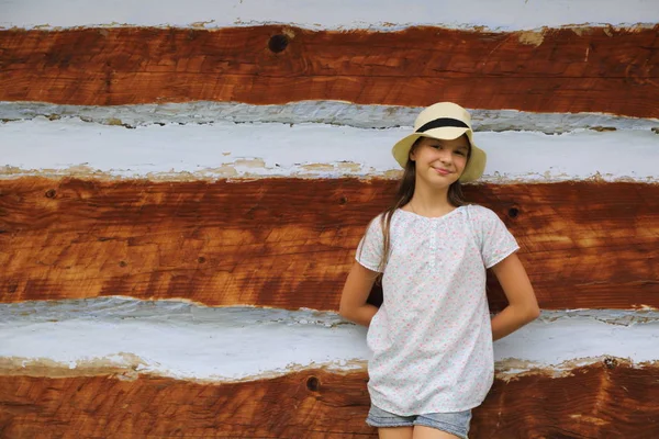 Bella Ragazza Adolescente Piedi Sopra Vecchio Muro Legno Antica Casa — Foto Stock