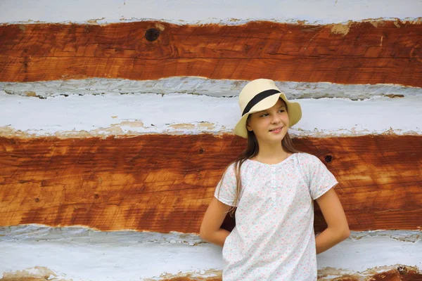 Hermosa Chica Adolescente Pie Sobre Una Vieja Pared Madera Una —  Fotos de Stock