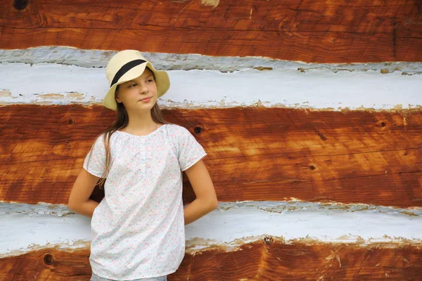 ポーランドのアンシアンカントリーハウスの古い木製の壁の上に立つ美しい十代の少女 — ストック写真