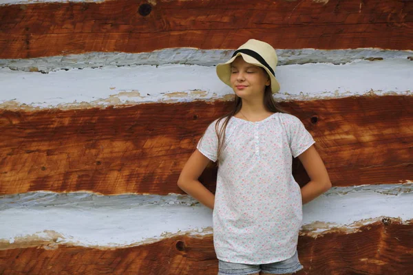 Krásná Dívka Stojící Nad Starou Dřevěnou Stěnou Starého Venkovského Domu — Stock fotografie