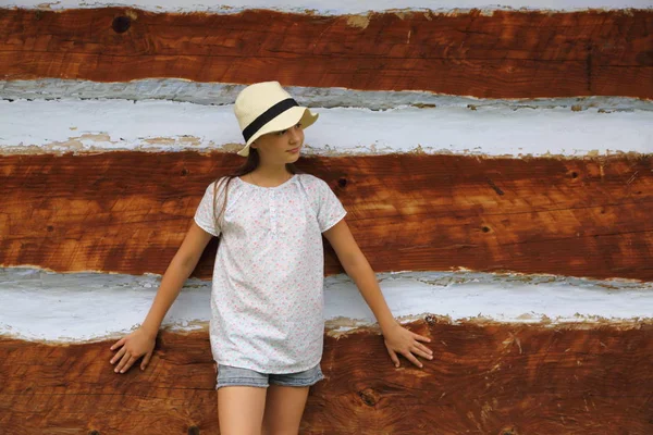 Belle Adolescente Debout Sur Vieux Mur Bois Une Ancienne Maison — Photo