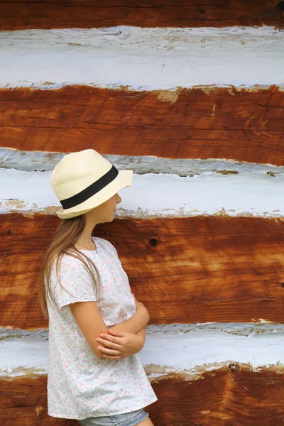 Schöne Teen Mädchen Steht Über Alten Holzwand Des Ancien Landhaus — Stockfoto