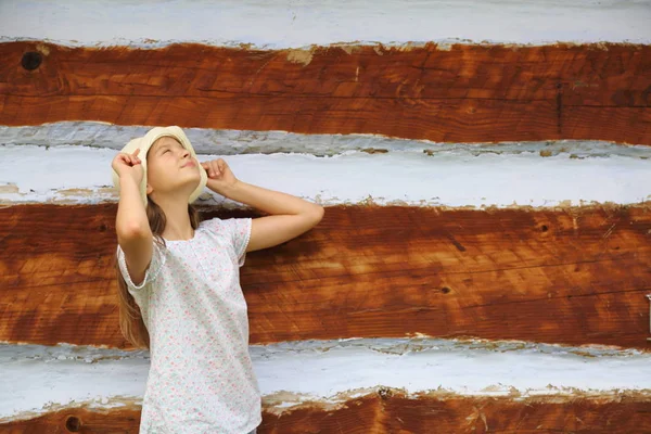 Bella Ragazza Adolescente Piedi Sopra Vecchio Muro Legno Antica Casa — Foto Stock