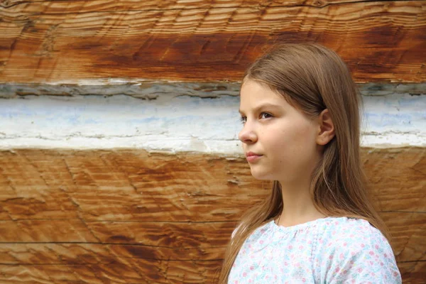 Schöne Teen Mädchen Steht Über Alten Holzwand Des Ancien Landhaus — Stockfoto