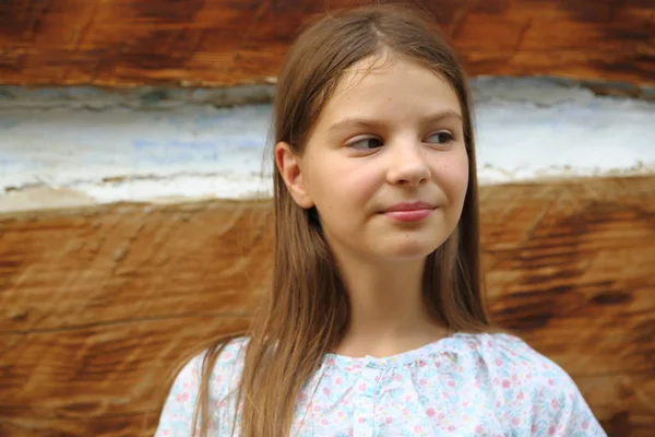 Όμορφη Έφηβος Κορίτσι Στέκεται Πάνω Από Παλιό Ξύλινο Τοίχο Του — Φωτογραφία Αρχείου