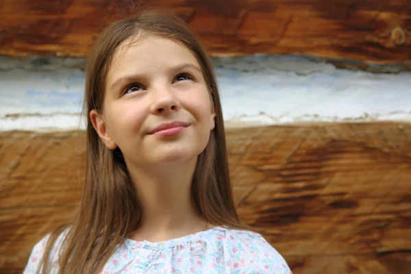 Schöne Teen Mädchen Steht Über Alten Holzwand Des Ancien Landhaus — Stockfoto