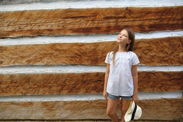 Bella Ragazza Adolescente Piedi Sopra Vecchio Muro Legno Antica Casa — Foto Stock