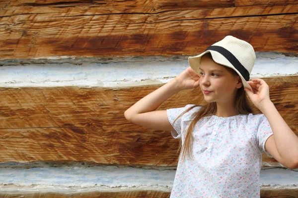 美丽的少女站在波兰的安西恩乡间别墅的旧木墙 — 图库照片