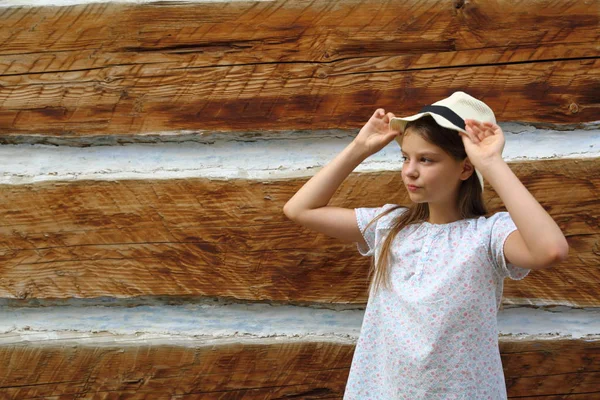 Belle Adolescente Debout Sur Vieux Mur Bois Une Ancienne Maison — Photo