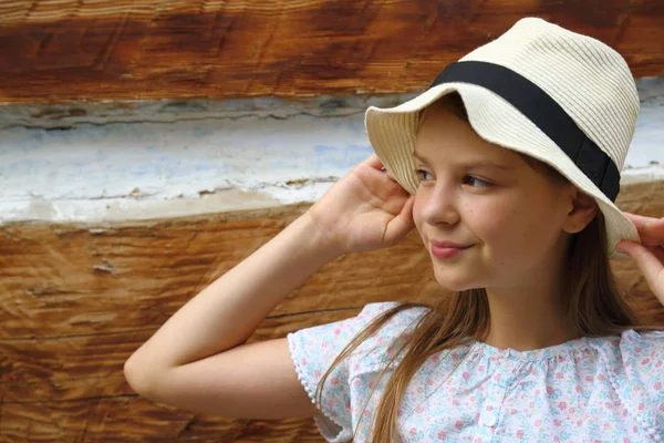 Schöne Teen Mädchen Steht Über Alten Holzwand Des Ancien Landhaus — Stockfoto