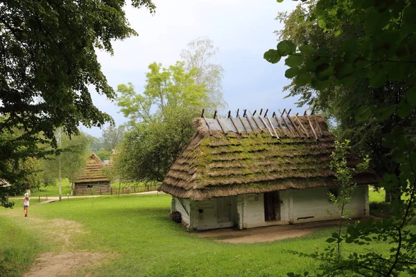ポーランド サノク 2018 ポーランドのサノックの民族学博物館で本格的な古い木造建物 サノックのスカンセン野外博物館はポーランドで最大です — ストック写真
