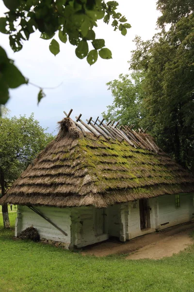 ポーランド サノク 2018 ポーランドのサノックの民族学博物館で本格的な古い木造建物 サノックのスカンセン野外博物館はポーランドで最大です — ストック写真