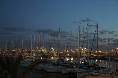 Valencia, İspanya - 13 Haziran 2018: Valencia,İspanya'da yaz sezonunda yatlarda ve deniz limanında güzel manzara