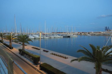 Valencia, İspanya - 13 Haziran 2018: Valencia,İspanya'da yaz sezonunda yatlarda ve deniz limanında güzel manzara