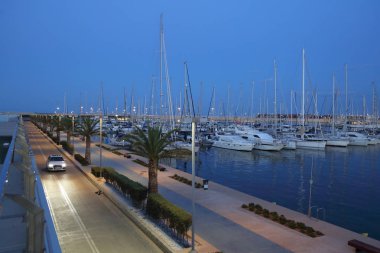 Valencia, İspanya - 13 Haziran 2018: Valencia,İspanya'da yaz sezonunda yatlarda ve deniz limanında güzel manzara