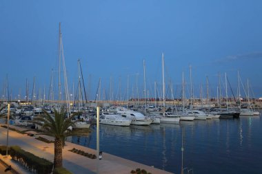 Valencia, İspanya - 13 Haziran 2018: Valencia,İspanya'da yaz sezonunda yatlarda ve deniz limanında güzel manzara