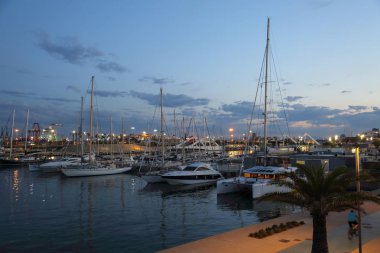 Valencia, İspanya - 13 Haziran 2018: Valencia,İspanya'da yaz sezonunda yatlarda ve deniz limanında güzel manzara