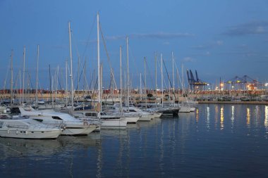 Valencia, İspanya - 13 Haziran 2018: Valencia,İspanya'da yaz sezonunda yatlarda ve deniz limanında güzel manzara