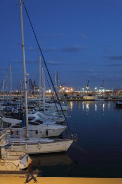 Valencia, İspanya - 13 Haziran 2018: Valencia,İspanya'da yaz sezonunda yatlarda ve deniz limanında güzel manzara