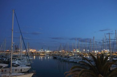 Valencia, İspanya - 13 Haziran 2018: Valencia,İspanya'da yaz sezonunda yatlarda ve deniz limanında güzel manzara