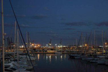 Valencia, İspanya - 13 Haziran 2018: Valencia,İspanya'da yaz sezonunda yatlarda ve deniz limanında güzel manzara