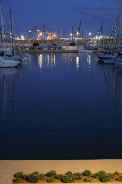 Valencia, İspanya - 13 Haziran 2018: Valencia,İspanya'da yaz sezonunda yatlarda ve deniz limanında güzel manzara