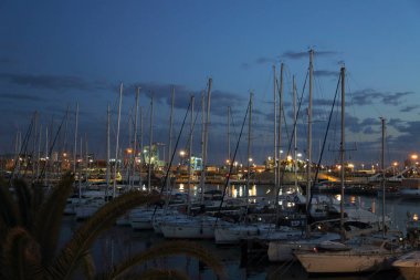 Valencia, İspanya - 13 Haziran 2018: Valencia,İspanya'da yaz sezonunda yatlarda ve deniz limanında güzel manzara
