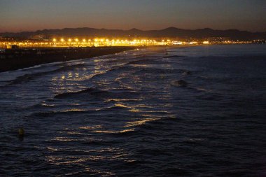 Gün batımı ısmarlayarak Valencia denizde