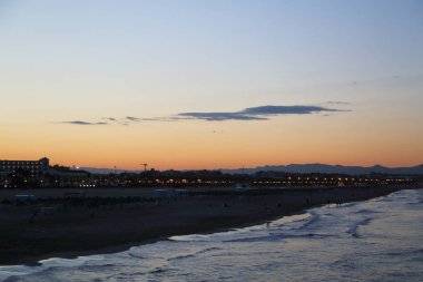 Gün batımı ısmarlayarak Valencia denizde