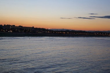 Gün batımı ısmarlayarak Valencia denizde