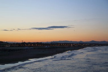 Gün batımı ısmarlayarak Valencia denizde