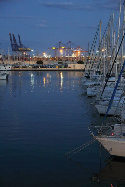 西班牙瓦伦西亚 2018年6月13日 西班牙瓦伦西亚夏季游艇和海港的美丽景色 — 图库照片