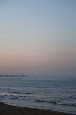 Gün batımı ısmarlayarak Valencia denizde