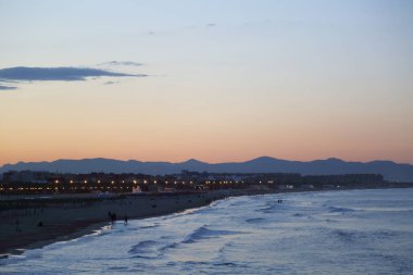 Gün batımı ısmarlayarak Valencia denizde