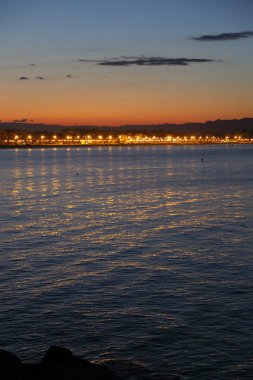 Gün batımı ısmarlayarak Valencia denizde