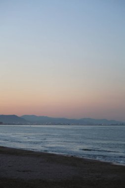 Gün batımı ısmarlayarak Valencia denizde