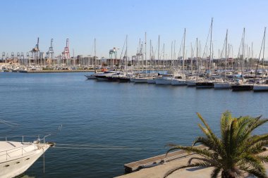 Valencia, İspanya - 20 Haziran 2018: Güzel manzara yatlar ve liman yaz sezonu, Valencia, İspanya