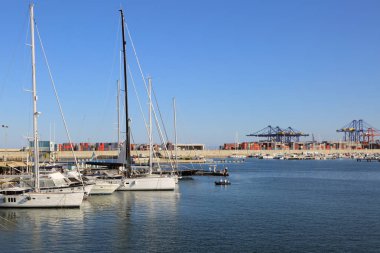 Valencia, İspanya - 20 Haziran 2018: Güzel manzara yatlar ve liman yaz sezonu, Valencia, İspanya