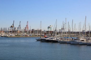 Valencia, İspanya - 20 Haziran 2018: Güzel manzara yatlar ve liman yaz sezonu, Valencia, İspanya