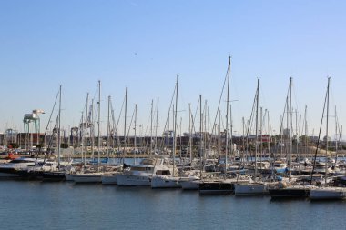 Valencia, İspanya - 20 Haziran 2018: Güzel manzara yatlar ve liman yaz sezonu, Valencia, İspanya