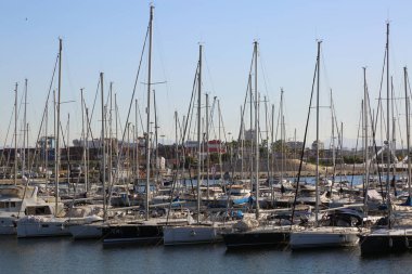 Valencia, İspanya - 20 Haziran 2018: Güzel manzara yatlar ve liman yaz sezonu, Valencia, İspanya